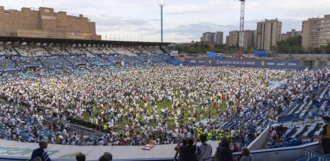 Invasión de campo en el último partido de La Romareda (Foto: EFE).