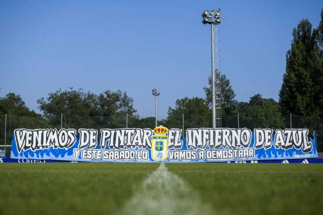 La pancarta en el entrenamiento del Real Oviedo (Foto: RO).