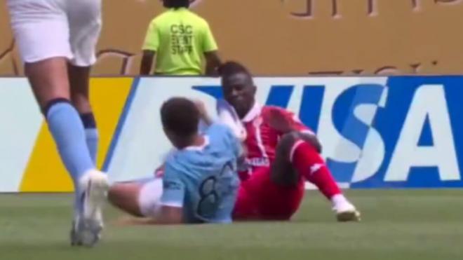 La entrada de Rico Lewis con la que vio la tarjeta roja (Fuente: DAZN)
