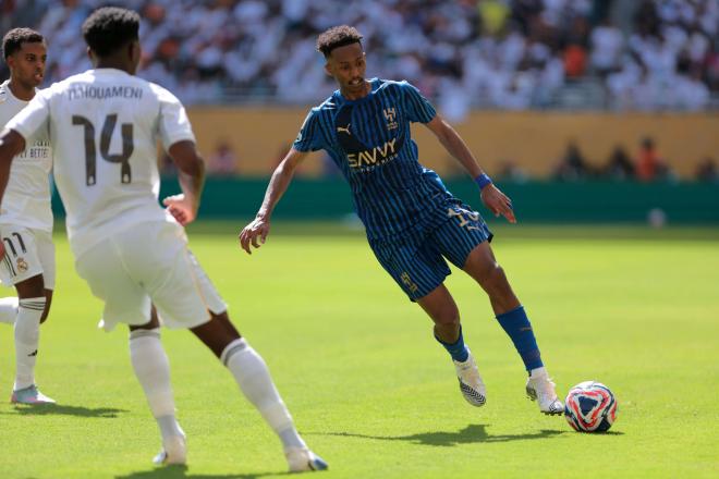 Nasser Al-Dawsari ante Tchouaméni, en el Real Madrid-Al Hilal (foto: Cordon Press).
