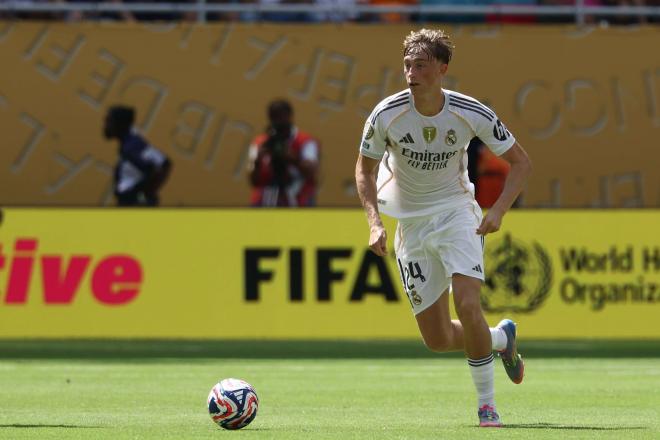 Huijsen conduce el balón ante Al-Hilal (Foto: Cordon Press)