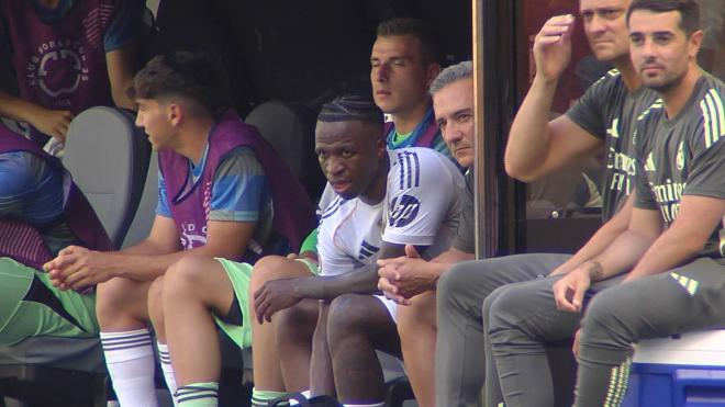 Vinicius, en el banquillo (Foto: ElDesamrque)