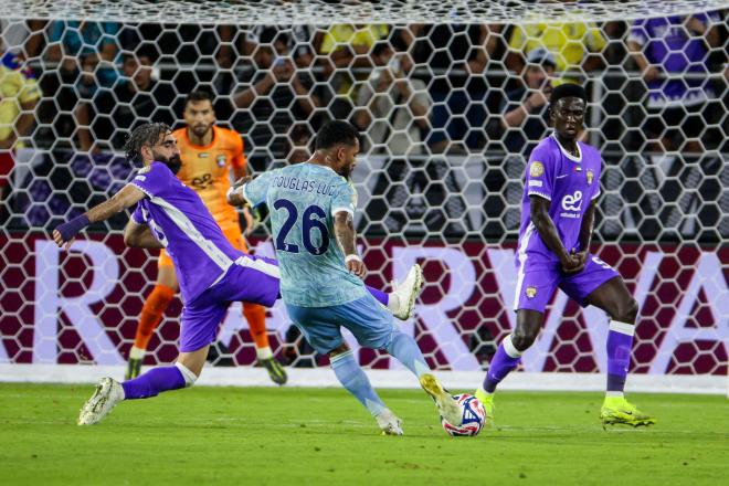 Douglas Luiz en el Al Ain - Juventus (Foto: EFE)
