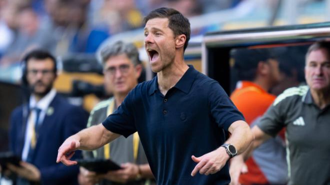 Xabi Alonso da instrucciones durante el Real Madrid-Al Hilal del Mundial de Clubes (foto: Cordon Pr