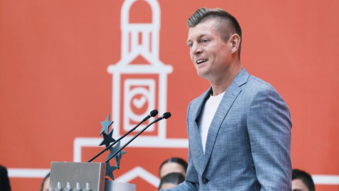 Toni Kroos recibiendo el Premio Siete Estrellas de la Comunidad de Madrid (Cordon Press)