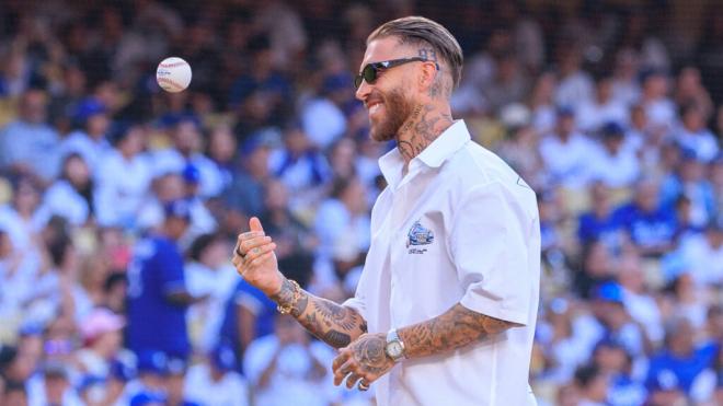 Sergio Ramos haciendo el saque inicial en el Dodger Stadium (Cordon Press)