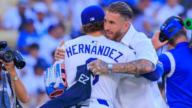 Sergio Ramos junto a Enrique Hernández en el Dodger Stadium (Cordon Press)