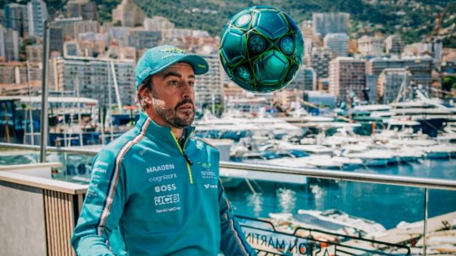 Fernando Alonso, posando con un balón (Foto: Aston Martin).