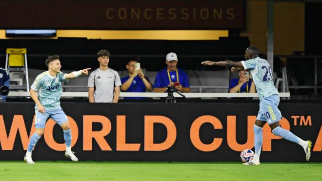 Conceiçao y Kolo Muani celebrando gol (Cordon Press)