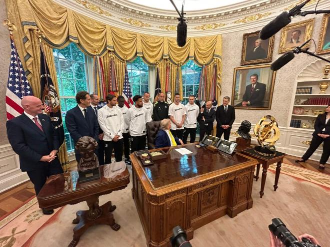 Los jugadores de la Juventus visitan el Despacho Oval de Trump (Foto: X)