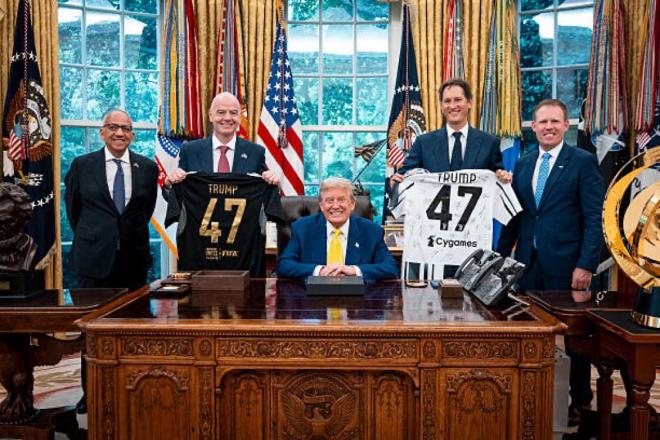 Donald Trump posa junto a Infantino, dirigentes de la Juve y dos camisetas con el '47' (Foto: X)