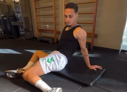 Antony, trabajando en vacaciones con las calzonas del Betis.
