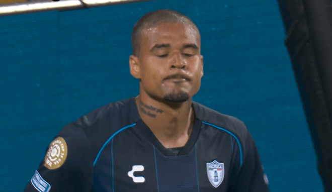 Kenedy se lamenta tras fallar una ocasión con Pachuca.