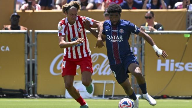 Ibrahim Mbaye y Marcos Llorente en una lucha por el balón en el Mundial de Clubes FIFA 2025 (Foto: Europa Press)