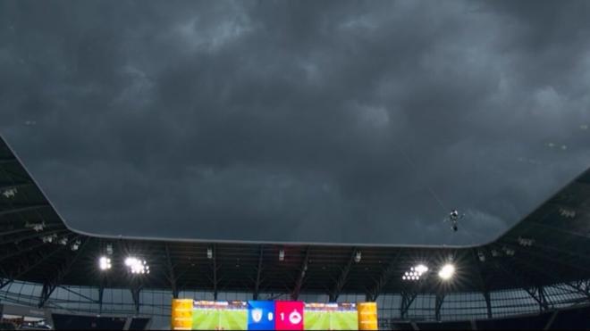 La tormenta en el partido entre el Salzburgo y el Pachuca (Fuente: DAZN)