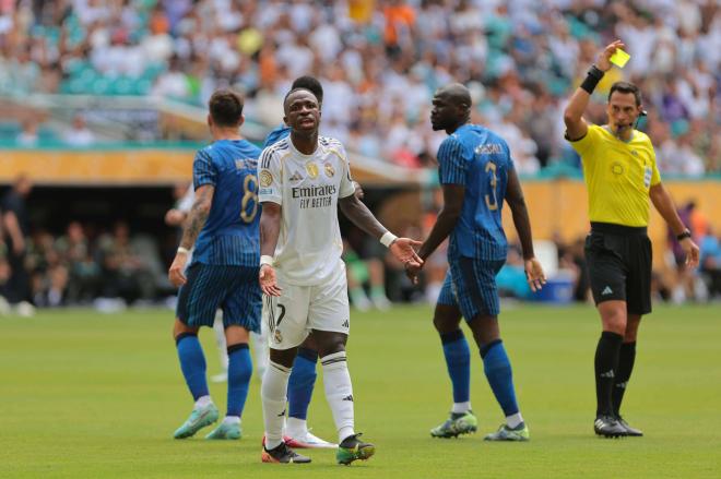 Vinicius se queja al árbitro (Foto: Cordon Press)