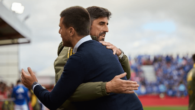 Veljko Paunovic y Alessio Lisci se abrazan antes del Mirandés-Oviedo (Foto: LaLiga).