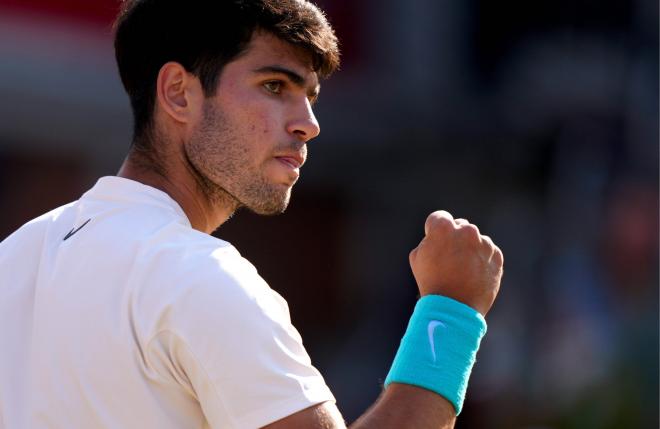 Carlos Alcaraz celebra su pase a semifinales de Queen's (Foto: CordonPress).