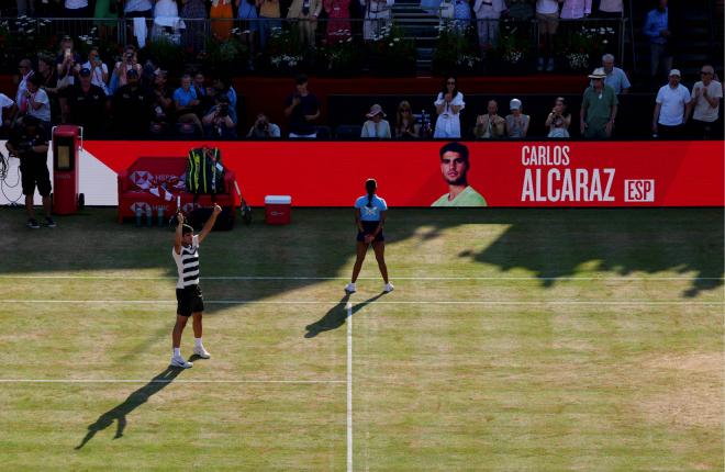 Carlos Alcaraz celebra su pase a semifinales de Queen's (Foto: CordonPress).