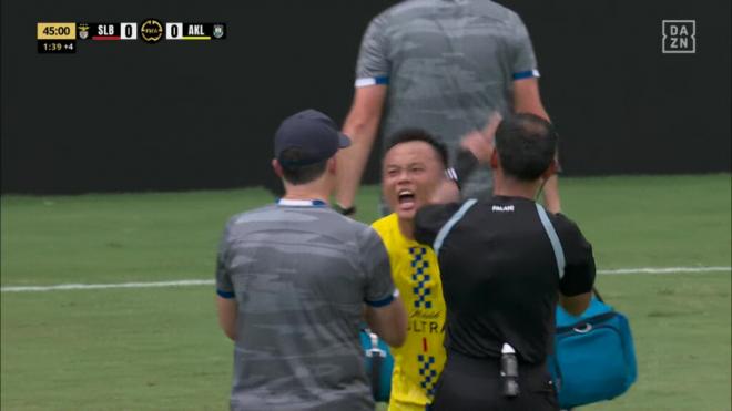 Los médicos obligan a Zhou a salir tras un balonazo (DAZN)