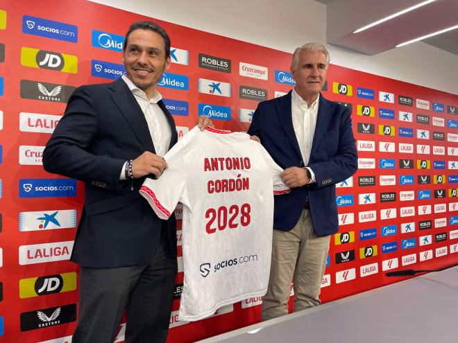 Del Nido Carrasco y Antonio Cordón, en la presentación del extremeño.