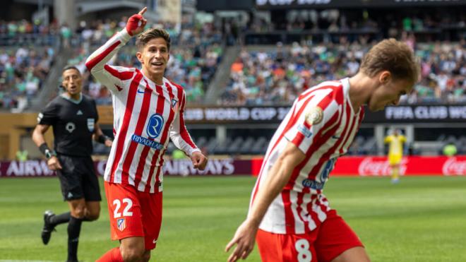 Barrios y Giuliano celebrando un gol del Atleti (Cordon Press)