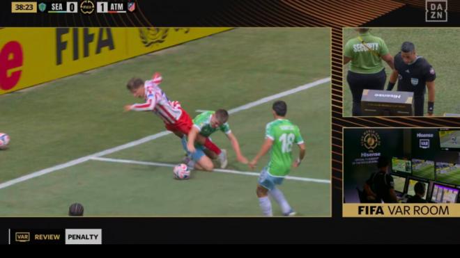 La revisión del penalti sobre Giuliano Simeone (captura DAZN).