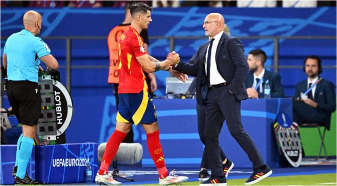 Álvaro Morata y Luis de la Fuente se dan la mano en un partido de la Selección (cordon Press).