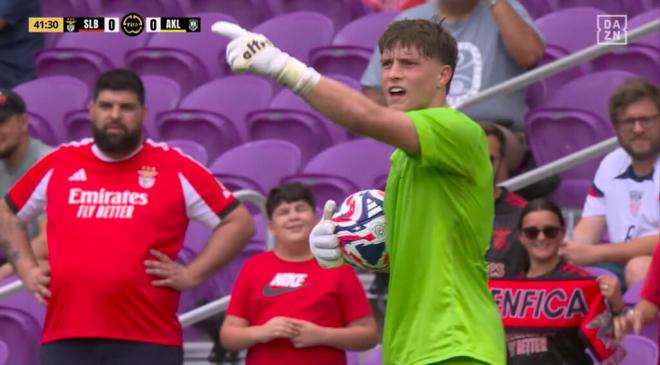 Nathan Garrow anima a sus compañeros tras una acción en el Benfica-Auckland City (captura: DAZN)