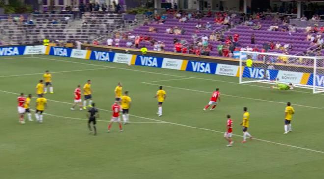 Nathan Garrow se estira en un disparo de Ángel Di María durante el Benfica-Auckland City (DAZN)