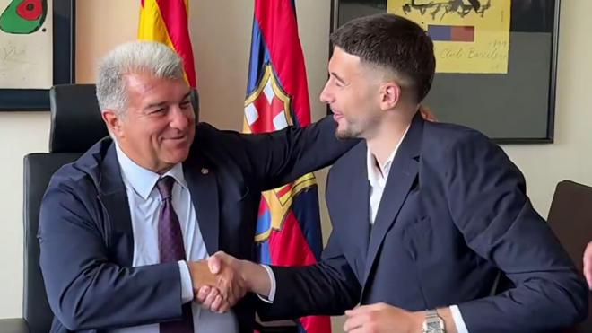 Joan García y Joan García se saludan en la firma de contrato del portero (Foto: FC Barcelona).