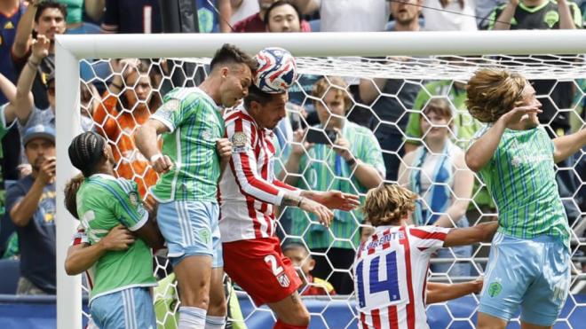 Giménez despejando un balón contra Seattle Sounders (Fuente: EFE)