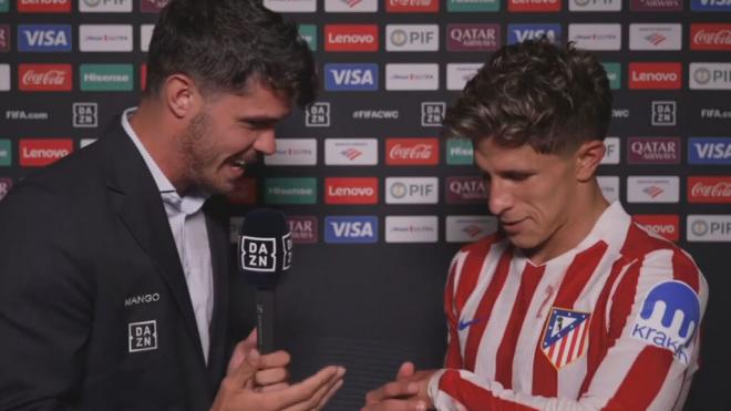 Giuliano Simeone con una mancha de sangre en la camiseta (Fuente: DAZN)