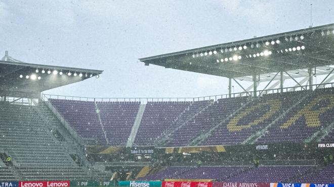 La tormenta que detuvo el Benfica-Auckland (Fuente: @Benfica)