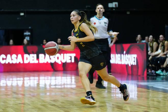 Wanda López, durante un partido con Obras Basket (Foto: Obras Basket).