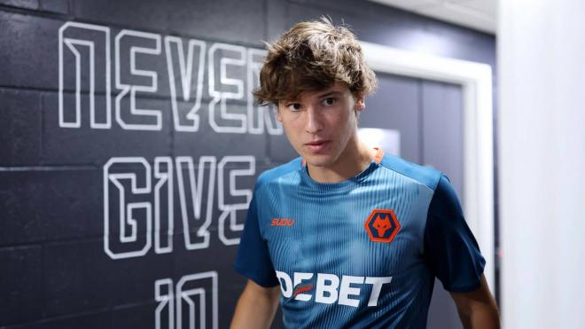 Fer López posa con su nueva camiseta. (Foto: Wolves)