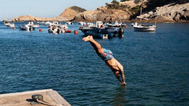 Hombre tirándose de cabeza en el mar (Foto: Freepik)