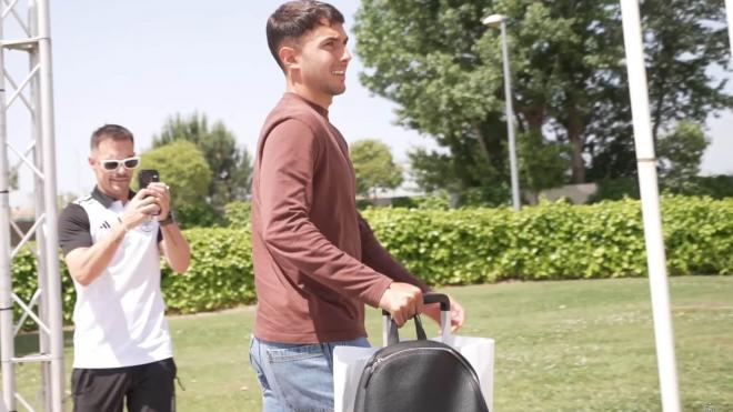 Martín Zubimendi llega a una concentración de España en Las Rozas (Foto: @SEFutbol).