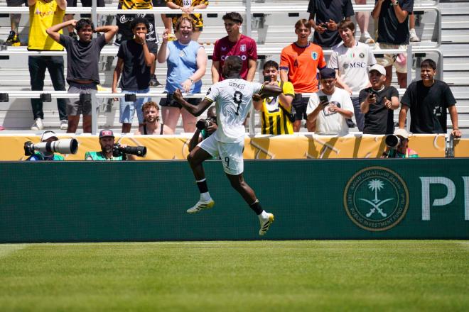 Serhou Guirassy celebra uno de los goles del Borussia Dortmund ante el Mamelodi en el Mundial de Cl