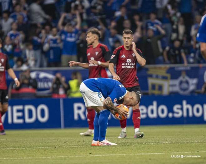Santi Cazorla besa el balón antes de su lanzamiento de penalti. (Foto: LALIGA)