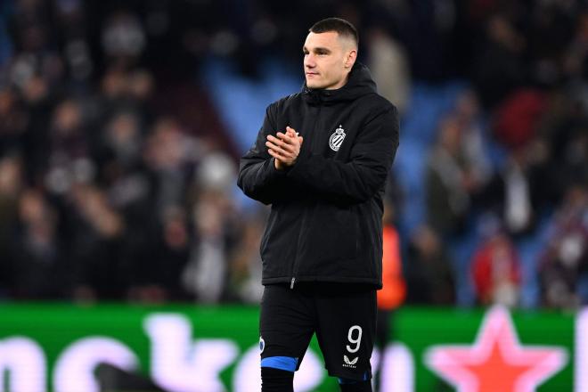 Ferran Jutglà aplaude tras el Aston Villa-Brujas (Foto: Cordon Press).