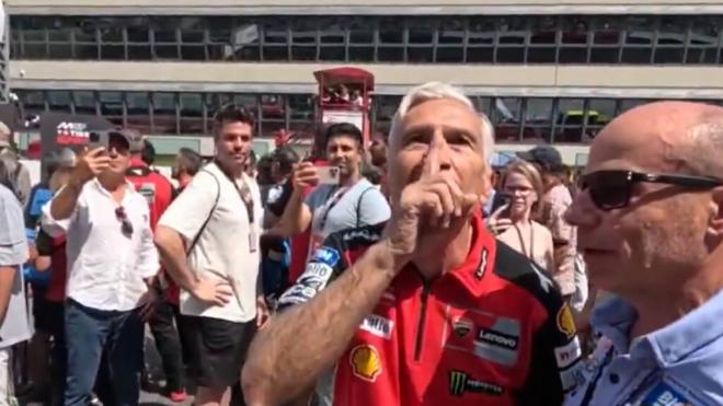 Davide Tardozzi, haciendo gestos a la grada de Mugello (Foto: DAZN).