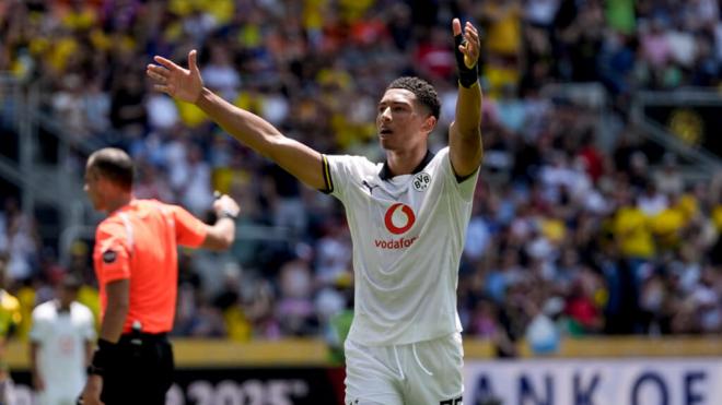 Jobe Bellingham imita a su hermano Jude BEllingham en su primer gol con el Dortmund (foto: BVB X)