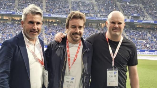 Fernando Alonso, en el Carlos Tartiere viendo al Real Oviedo (Foto: Real Oviedo).