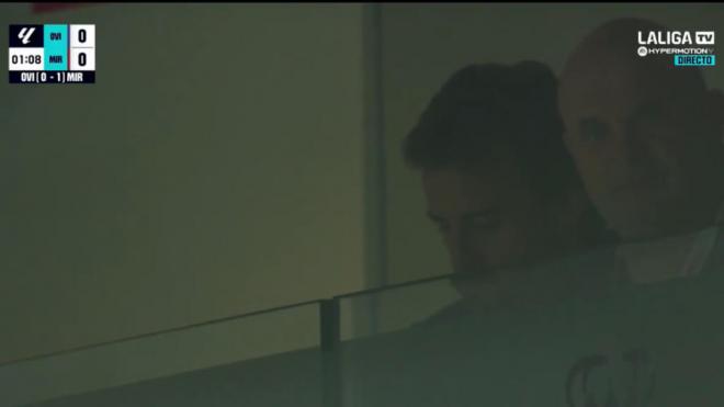 Fernando Alonso, en el Carlos Tartiere viendo al Real Oviedo (Foto: DAZN).