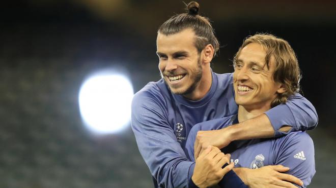 Gareth Bale y Luka Modric, abrazados en un entrenamiento del Real Madrid (Foto: Cordon Press).