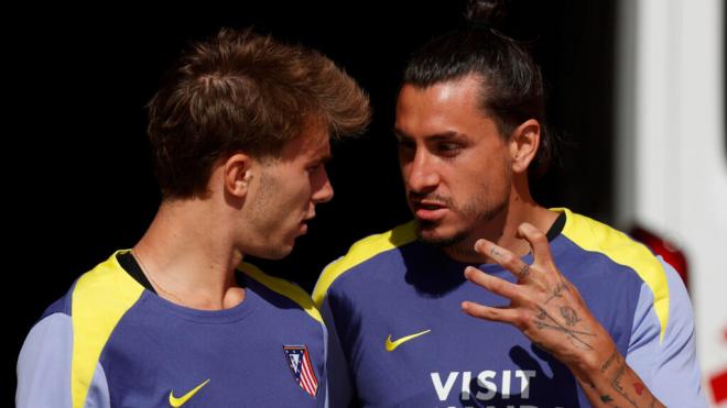 Giménez y Pablo Barrios durante un partido con el Atlético de Madrid (Fuente: EFE)