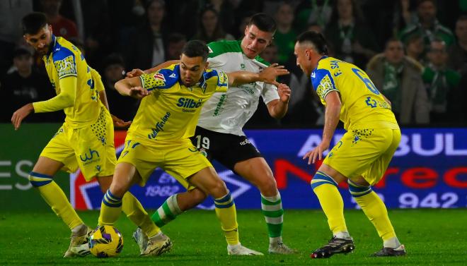 Gonzalo Escalante pelea un balón en el Racing-Cádiz (Foto: LALIGA).