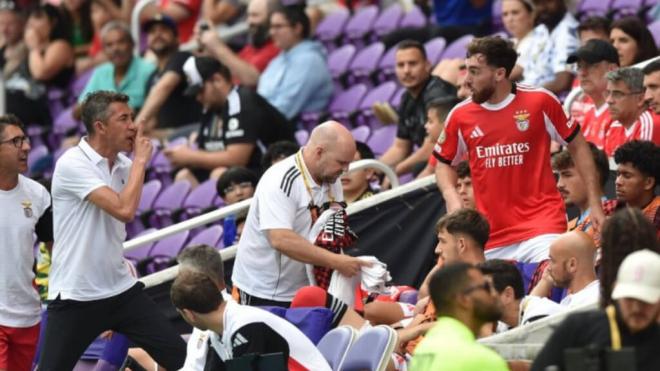 Kokcu y Bruno Lage, enfadados durante el Benfica-Auckland (Fuente: redes)