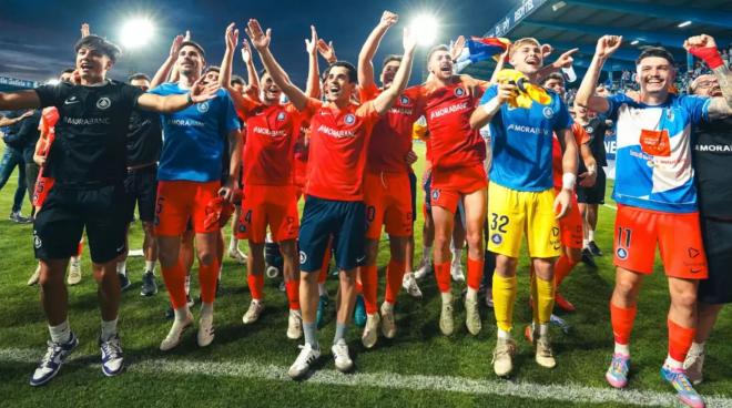 Celebración del Andorra tras el ascenso a LALIGA HYPERMOTION (Foto: @FCAndorra).